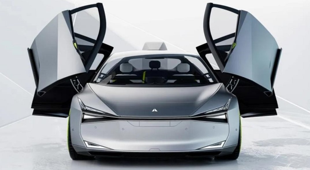 全息AR技术厂商WayRay推出概念共享汽车“Holograktor”