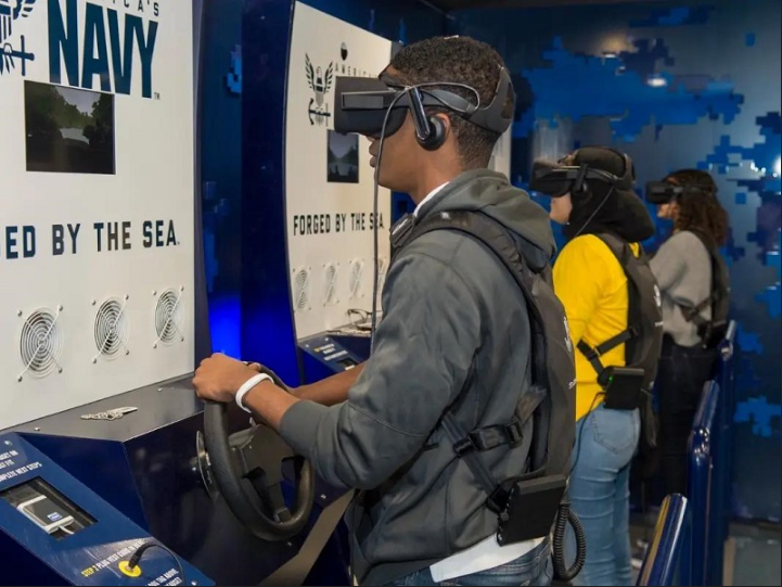 美海军展示可模拟海豹突击队任务的VR体验装置“尼米兹号”