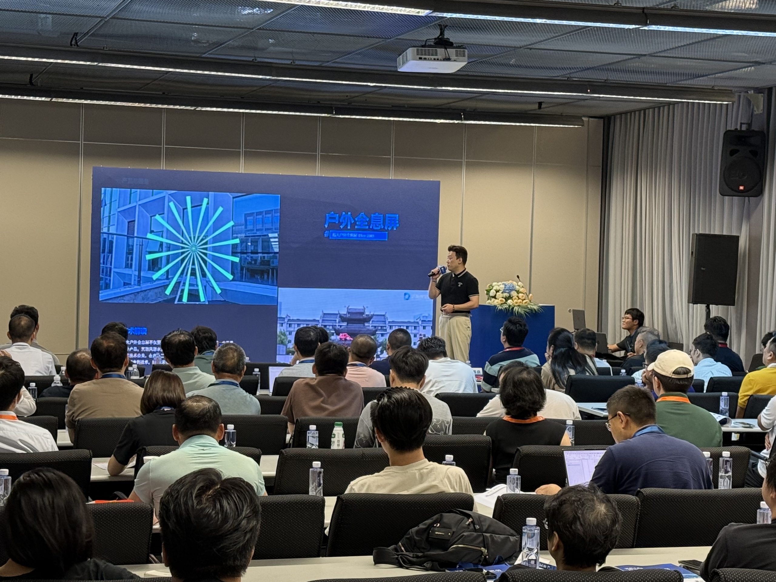 达斯琪全息展示裸眼 3D 光场方案|旋转光场与交互式全息引爆 DIC XR 展区